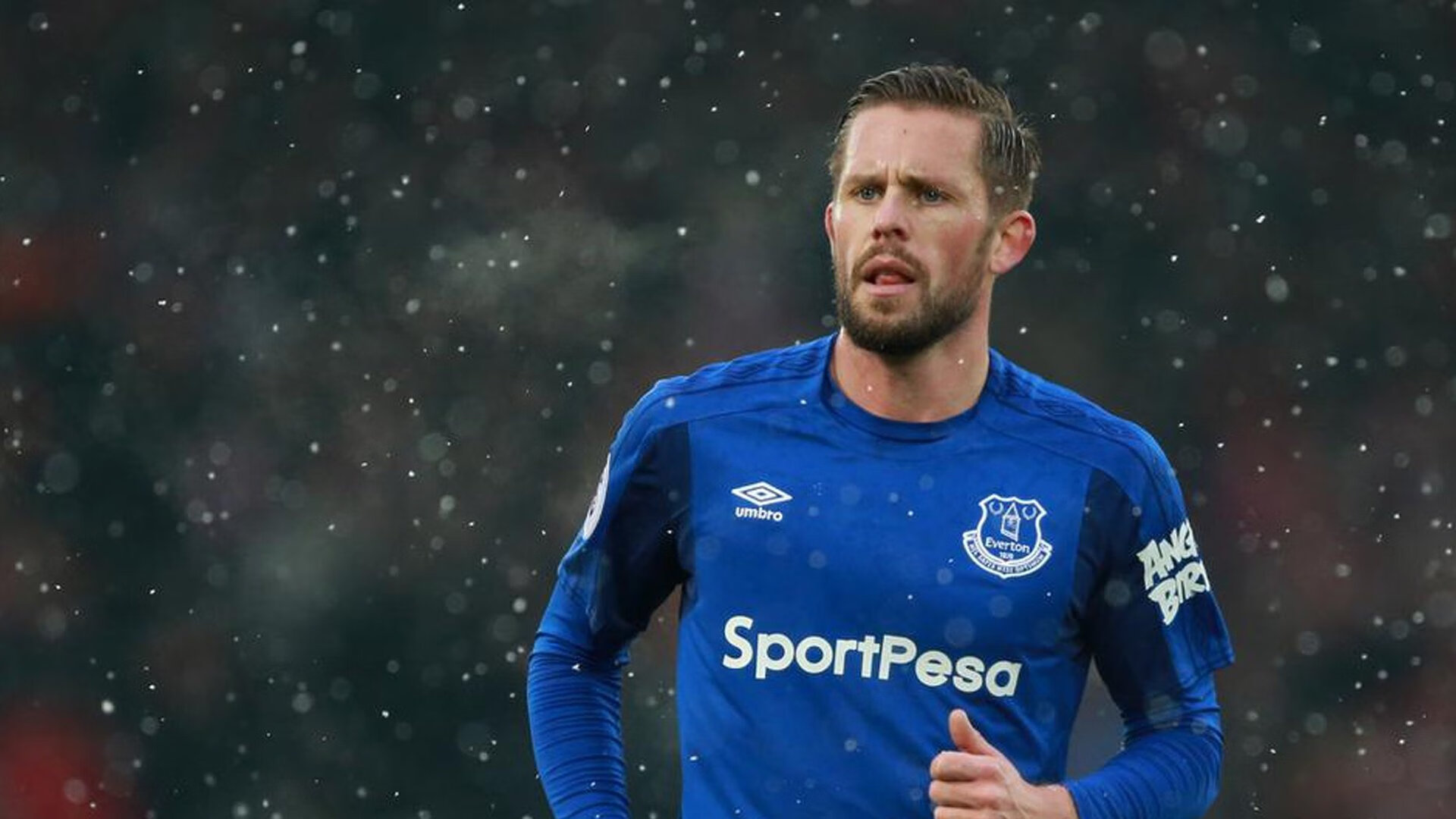 7400万英镑买来2球前锋?曼联新援塞斯科陷入霍伊伦式质疑,曼联vs伊斯坦